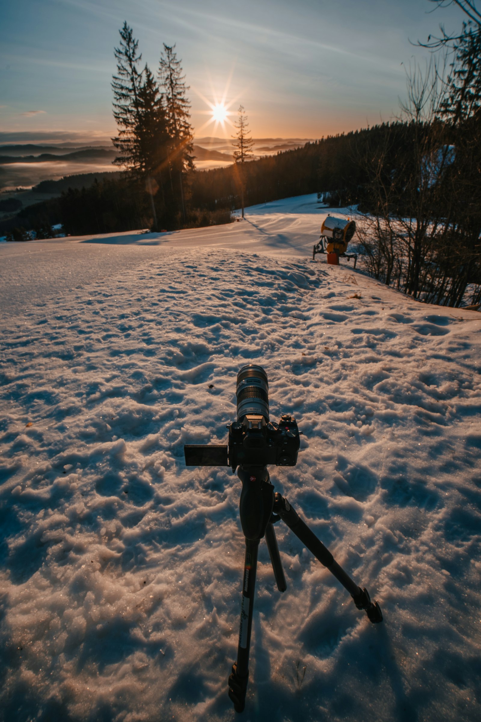 Appareil photo sur trépied dans la neige