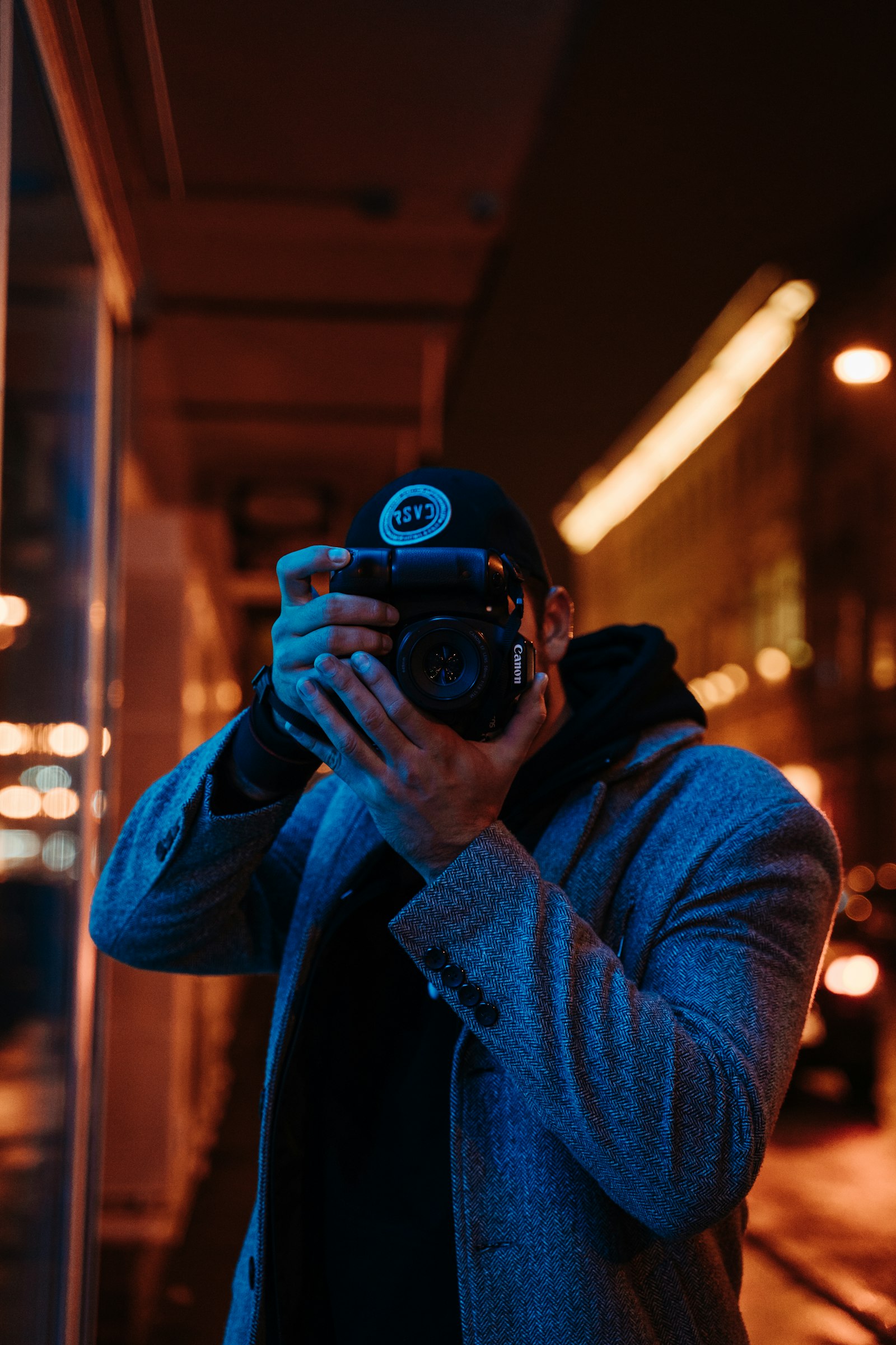 Photographe prenant une vue au reflex