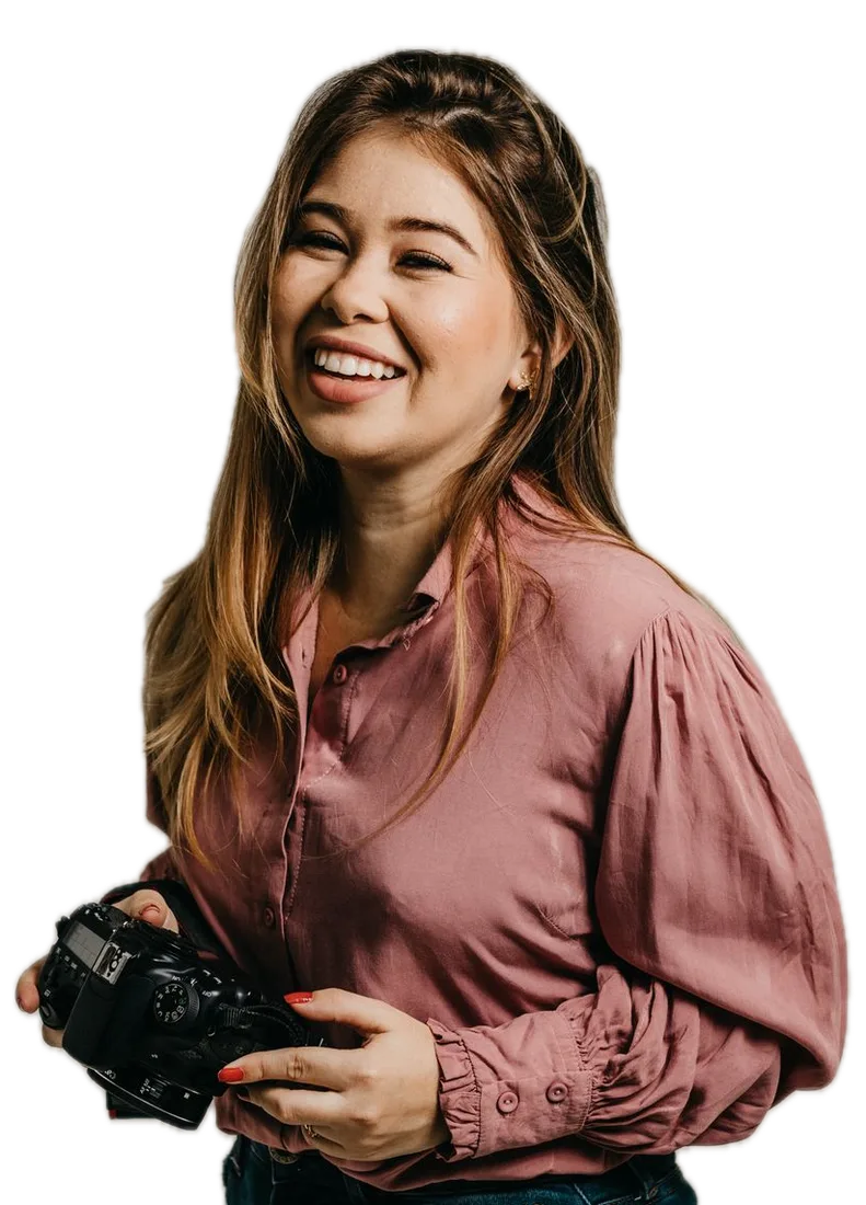 Clara Beauvais, appareil photo en main