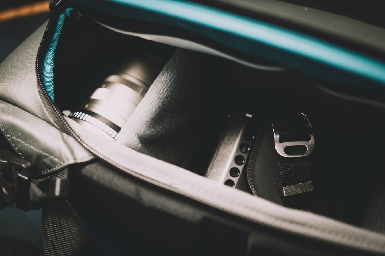 Objectif et boitier photo ranges dans un sac cabine, bornes protegees