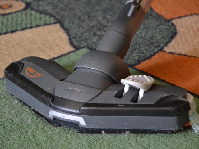 Comparatif aspirateurs balais : Shark vs Dyson