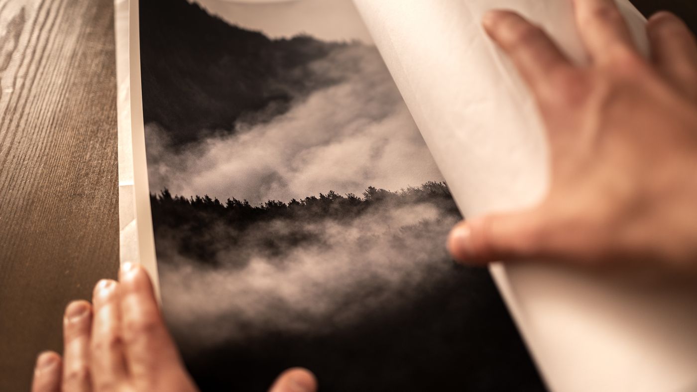 Déballage d'une pochette protectrice d'un tirage fine-art noir et blanc sur papier texturé