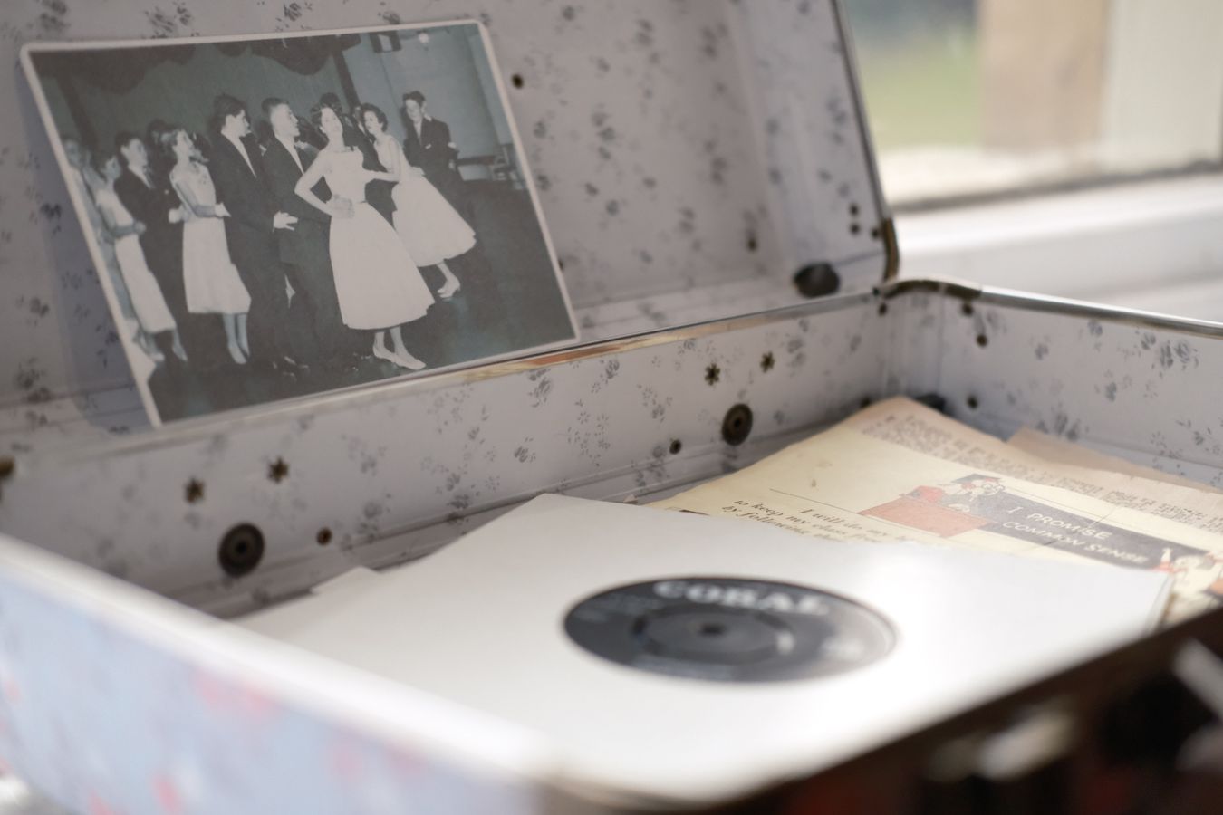 Tirage photo posé dans une valise pour le transport en voyage