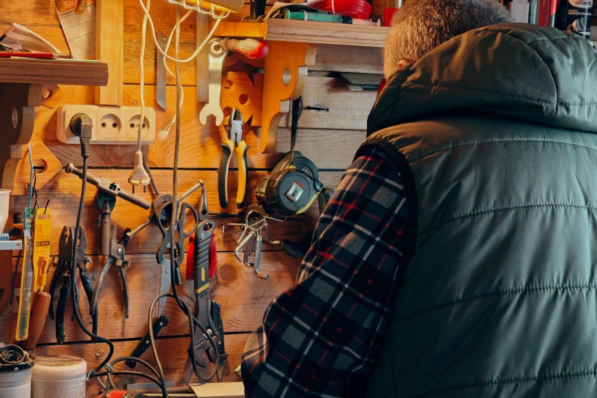Organisation des outils dans un petit atelier