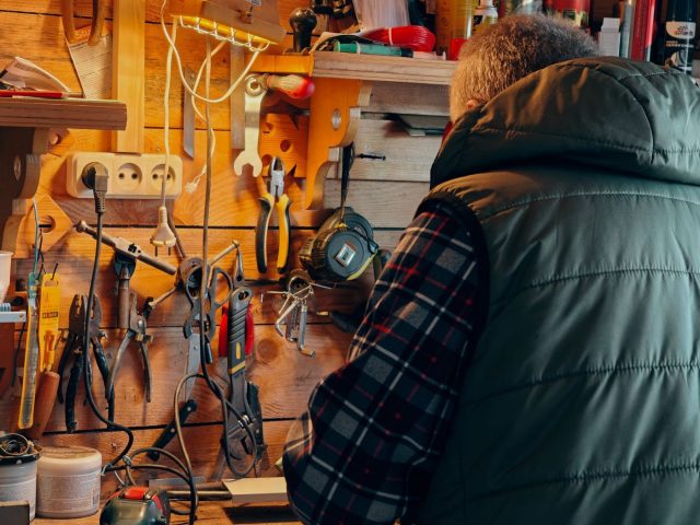 Organisation des outils dans un petit atelier