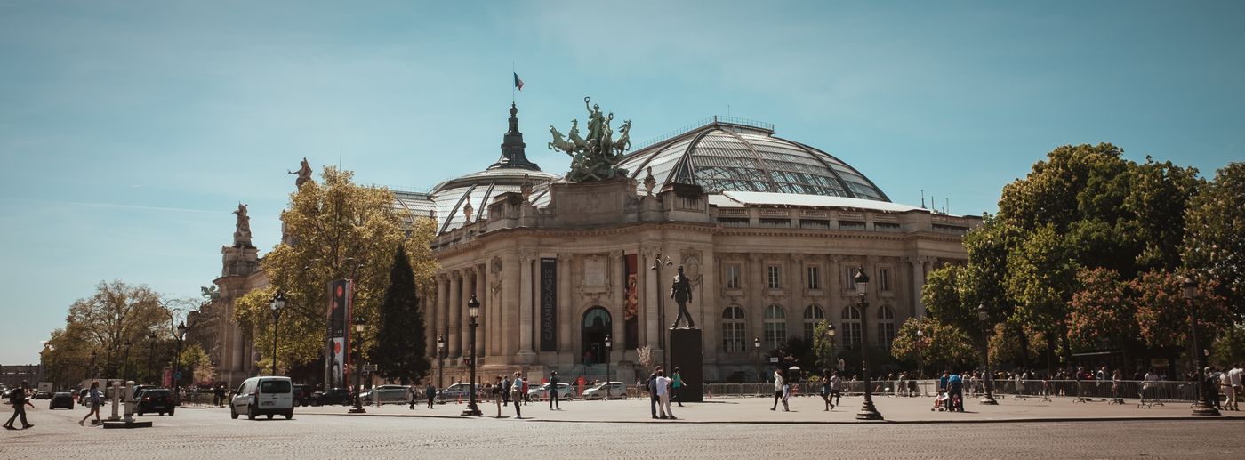 Facade et dome vitre du Grand Palais a Paris, lieu de la foire Paris Photo