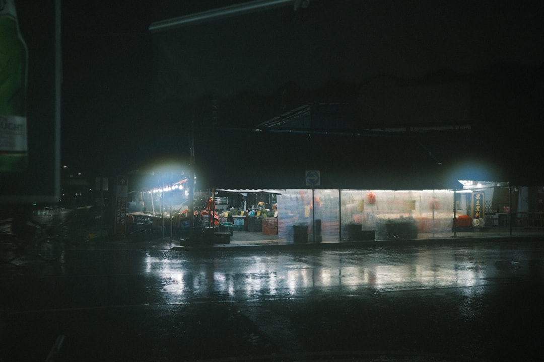 Construire une série photographique nocturne en voyage