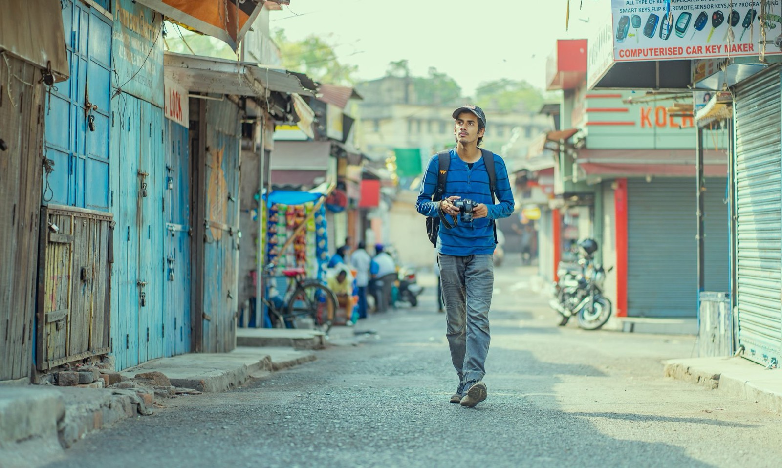 Photographe marchant dans une ruelle étroite d'une ville ancienne