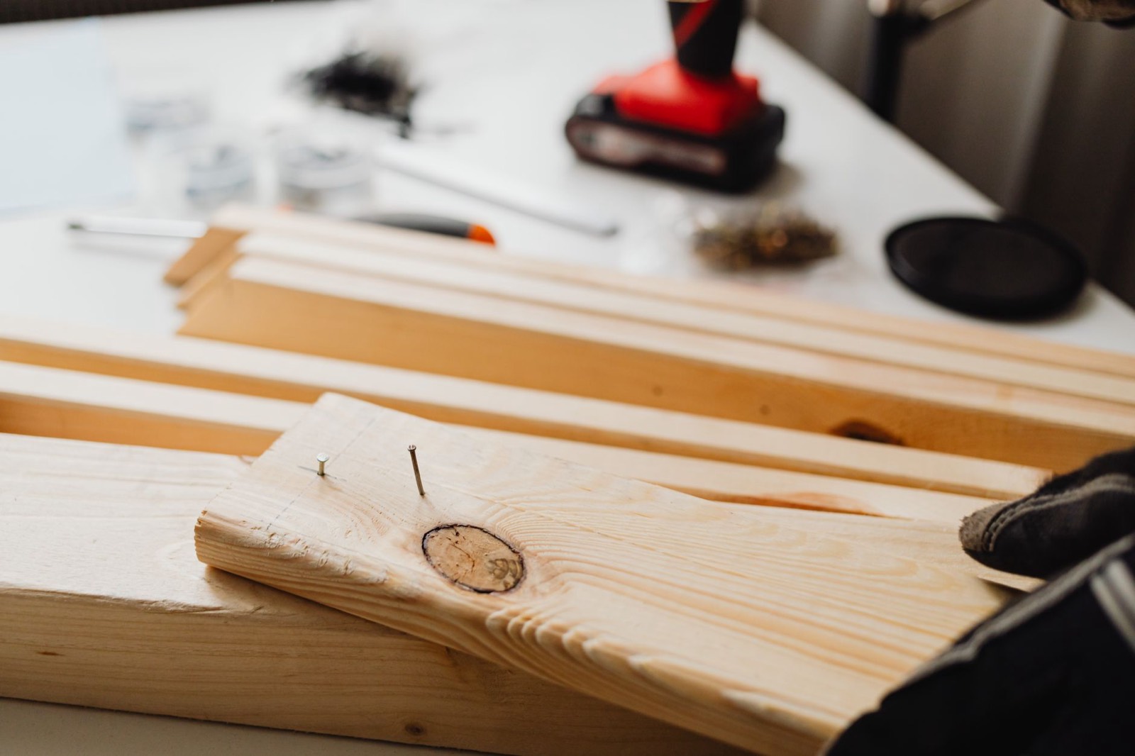 Panneaux de bois et outils préparés pour le montage d'une cabane en kit