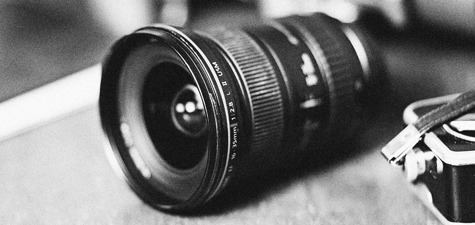 Objectif grand angle tenu en main pour un réglage terrain