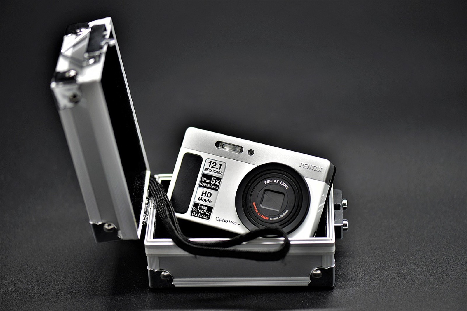 Appareil photo compact tenu dans la main, prêt à photographier dans la rue