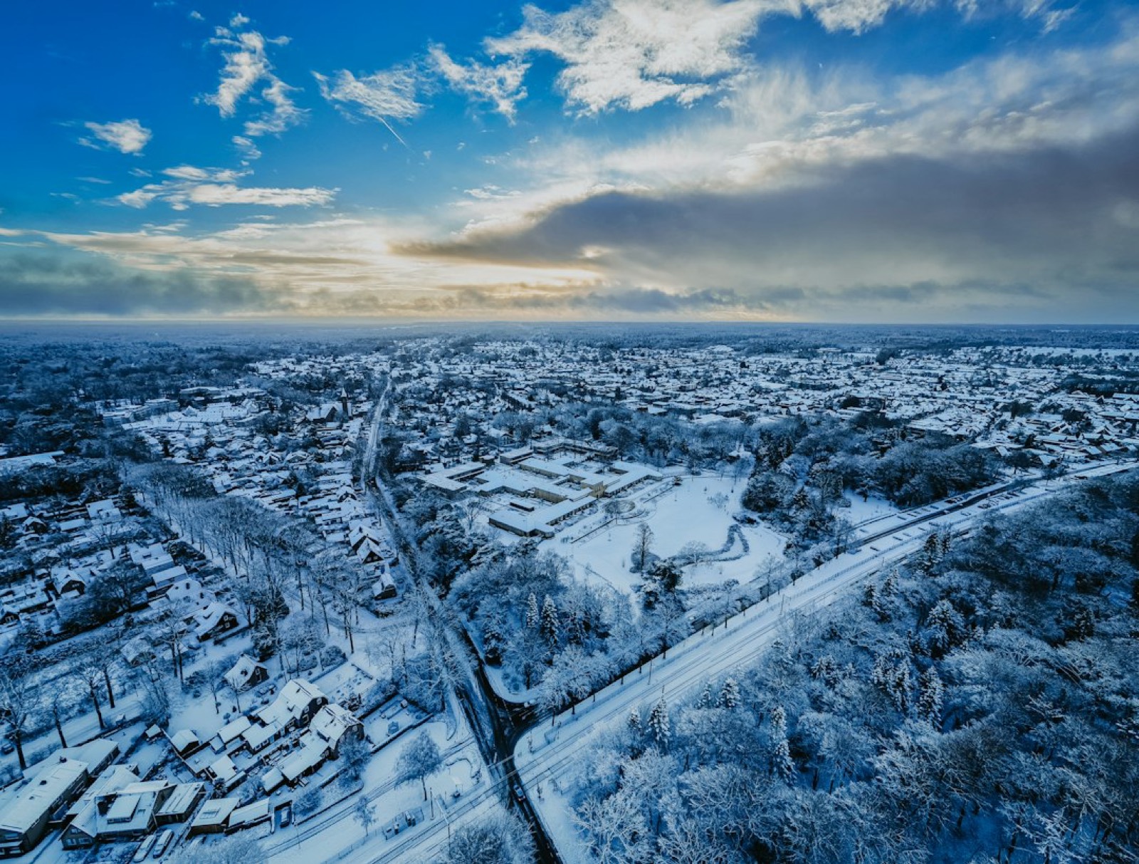 Vue aérienne des toits d'un village, type de zone où le vol de loisir est restreint