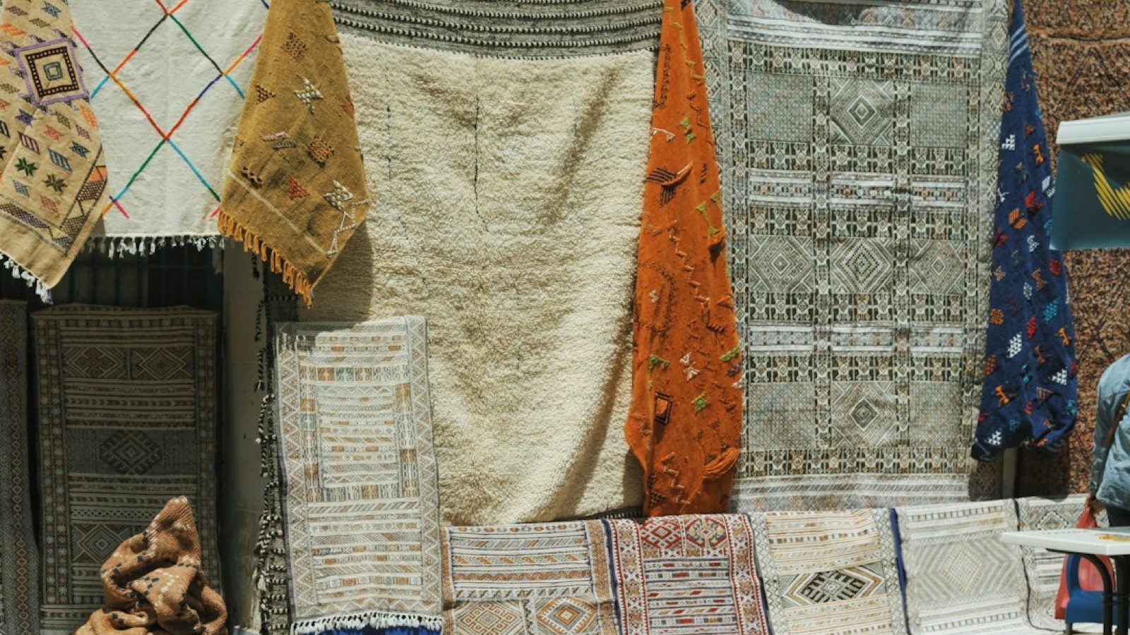Textiles de voyage : les repères pour reconnaître un vrai tissage à la